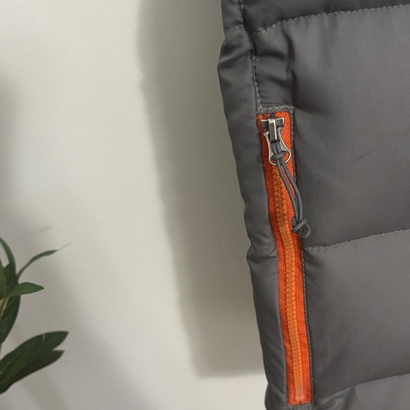 Eddie Bauer Men's Black and Gray Vest with Orange Accents - Picture 6 of 6